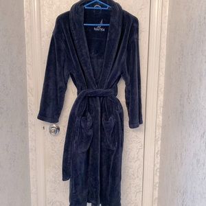 Nautica Plush navy blue robe with 2 pockets and belt. One size.
